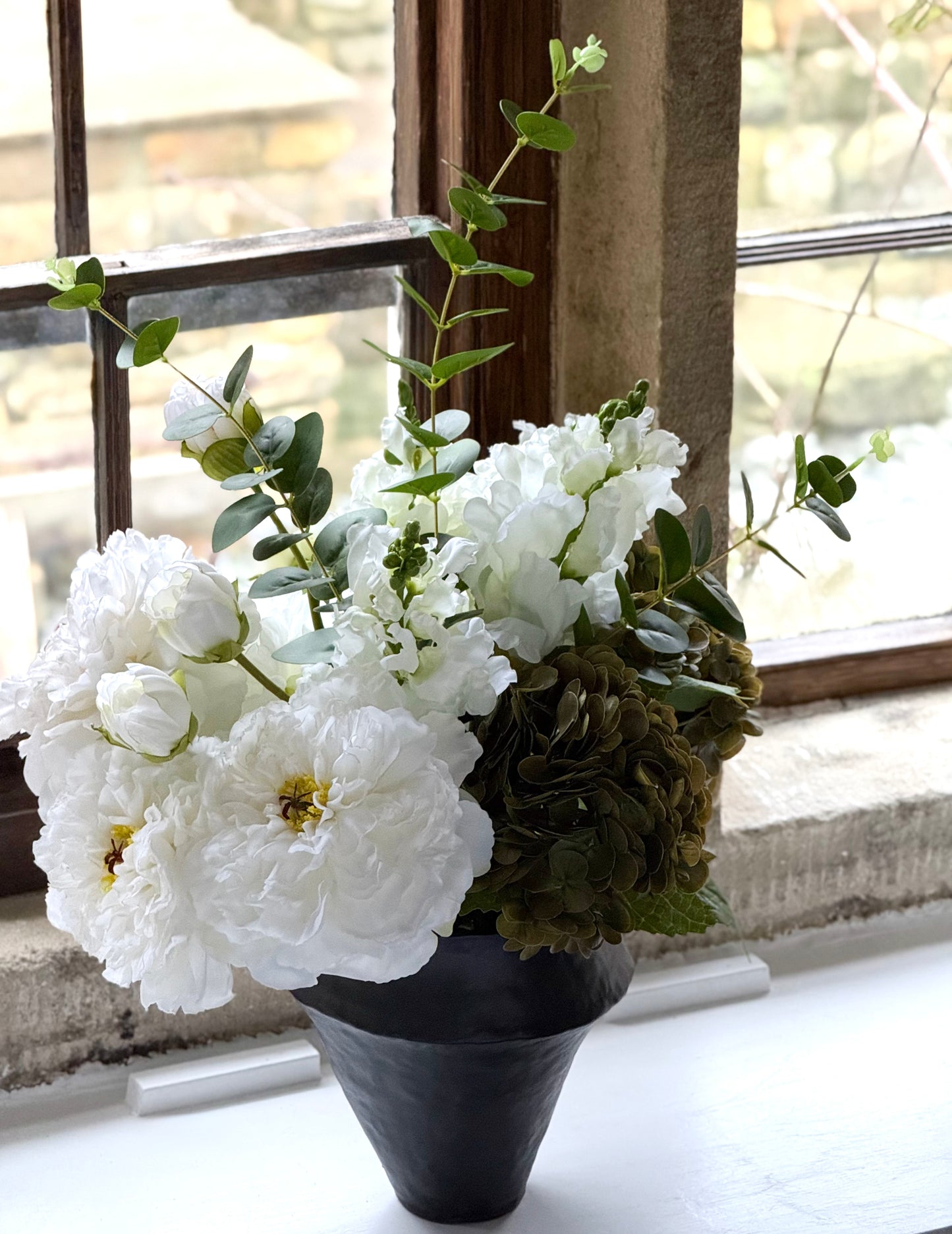 Jo | Arrangement including Ceramic Vase | White, Green, Hydrangea