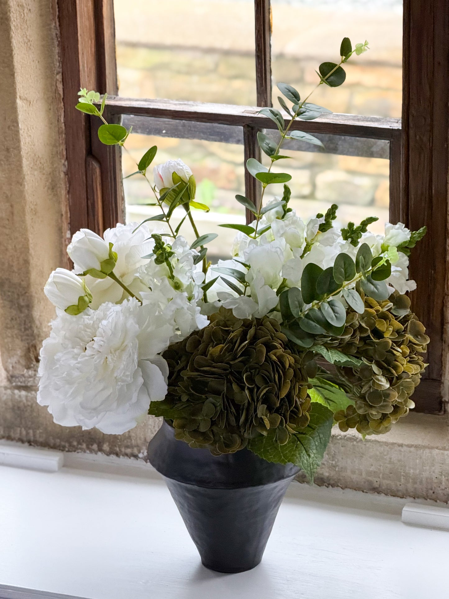 Jo | Arrangement including Ceramic Vase | White, Green, Hydrangea